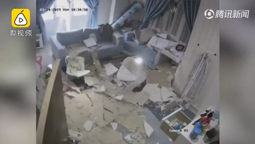 惊险！石膏吊顶瞬间坍塌，差点砸中孩子！