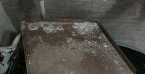 漏水发霉的吊顶.jpg