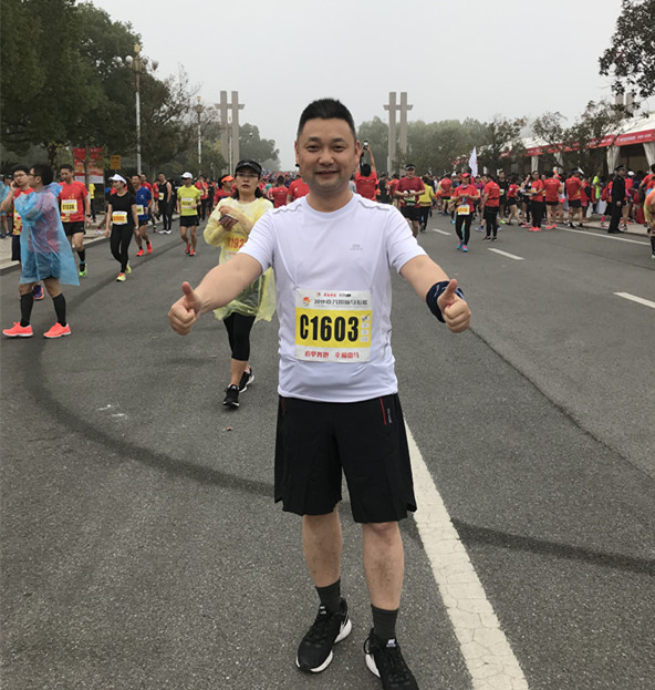 德莱宝总经理徐建明参加2019嘉兴国际马拉松.jpg
