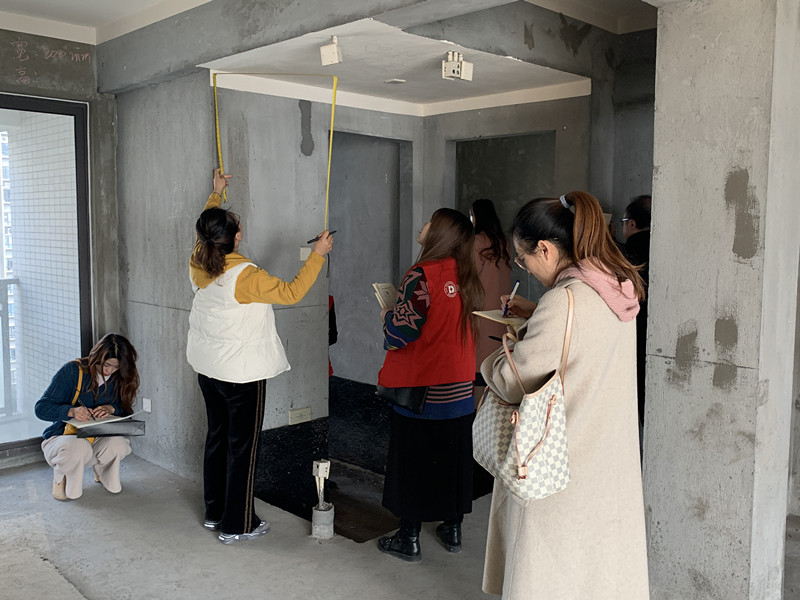 德莱宝商学院培训会工地测量现场.JPG